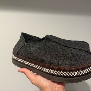 UGG Refelt Tasman Slippers in Charcoal